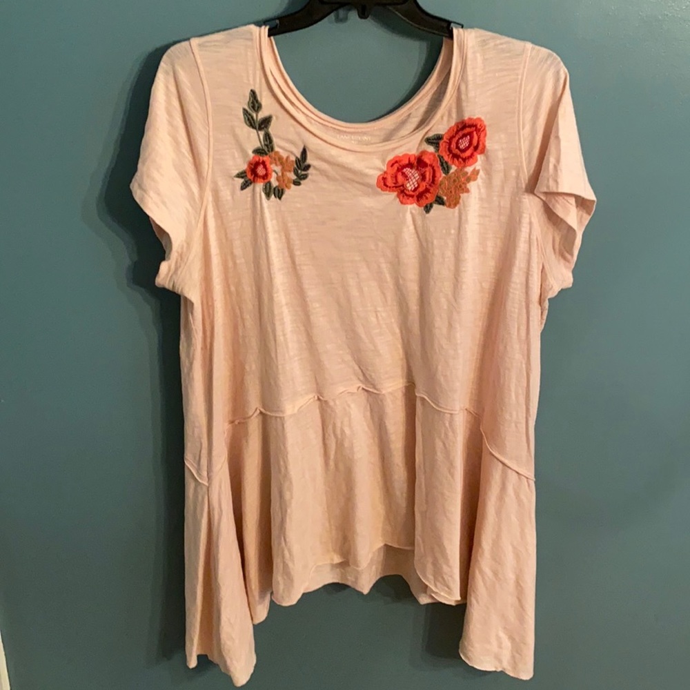 Floral embroidered tee